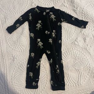 Kyte Baby Zippered Romper in Small Midnight Magnolia, 0-3 month